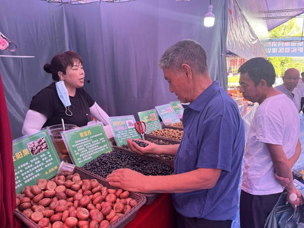 市民正在挑選商品。楊瑜攝