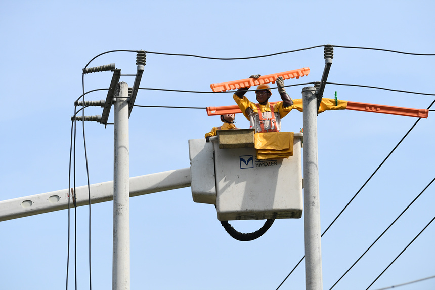 國網(wǎng)重慶市電力公司工作人員在巴南區(qū)界石鎮(zhèn)虎嘯村開展帶電作業(yè)。潘洪攝