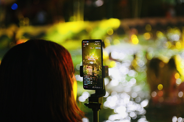 網(wǎng)絡(luò)達(dá)人對(duì)活動(dòng)進(jìn)行現(xiàn)場(chǎng)直播。楊孝永攝