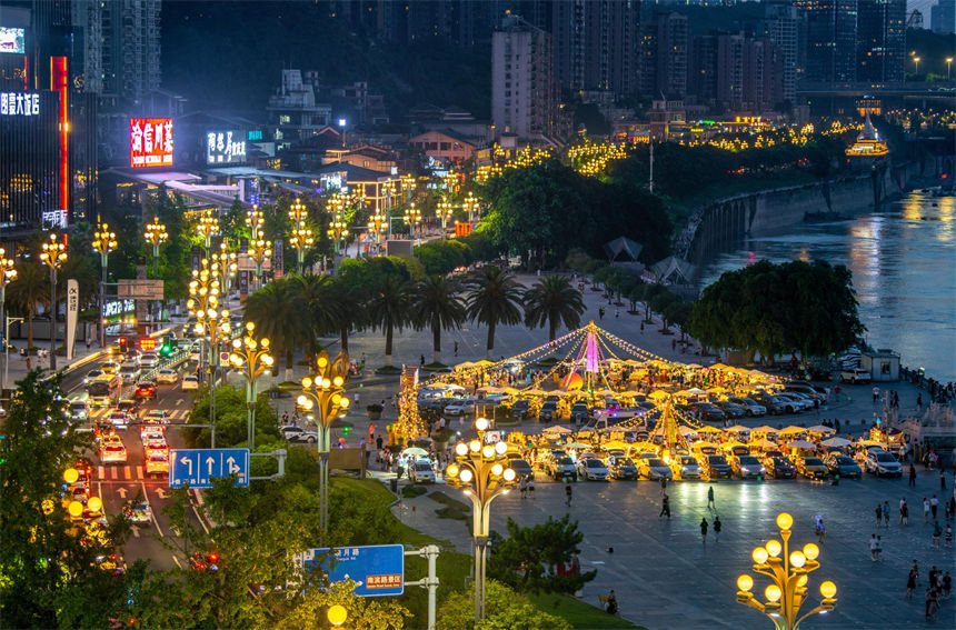 “后備箱集市”點(diǎn)亮南濱路夏日夜生活。郭旭攝