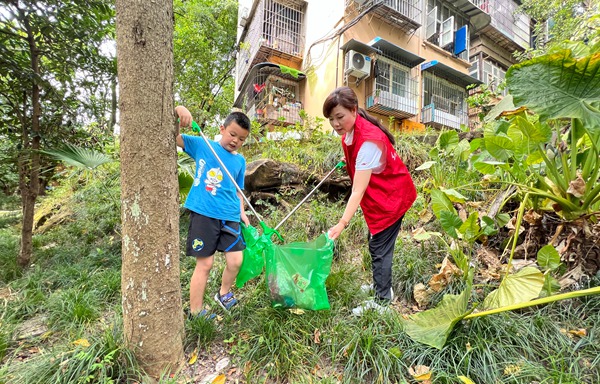 小朋友參加撿垃圾環(huán)保志愿活動。雙碑街道供圖