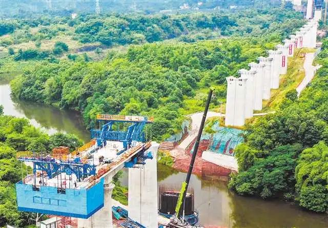 渝昆高鐵川渝段三百梯水庫道岔特大橋施工現(xiàn)場一片繁忙。重慶日報(bào)供圖