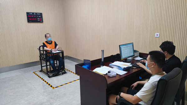 審訊現(xiàn)場(chǎng)。兩江新區(qū)警方供圖