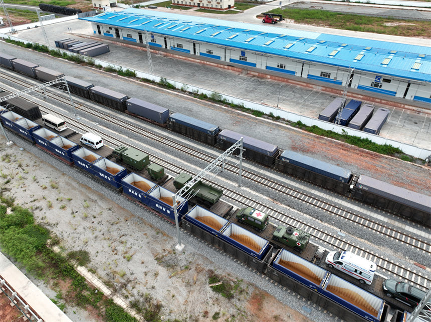 衛(wèi)生列車在中國磨憨站整裝待發(fā)。曾理、畢蕓瑋攝