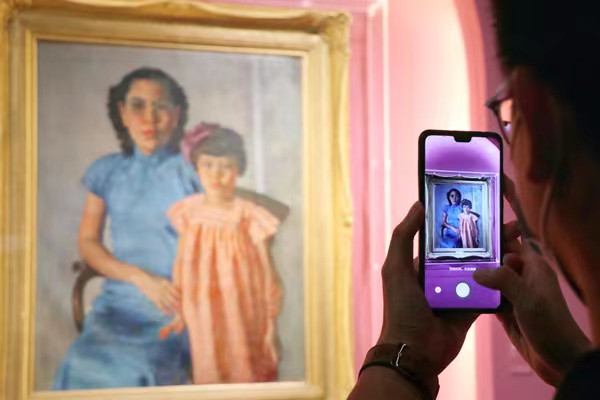 參展人員記錄畫作。胥世鵬攝