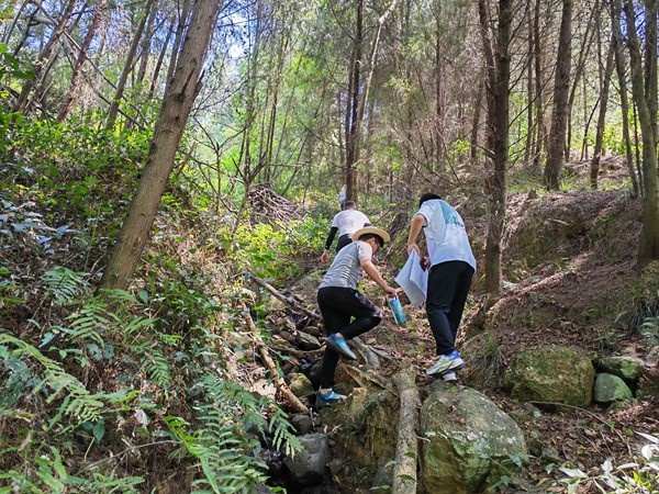 《查隱患布舉措》。6月17日，在奉節(jié)，駐守隊(duì)員采用追索法開展滑坡范圍調(diào)查。遲金學(xué)攝