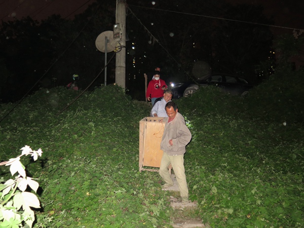 《地災搶險》。2020年4月4日，江北區(qū)寸灘街道工作人員夜間對柑子園滑坡點進行搶險，疏散周圍群眾脫離危險點，并幫助群眾搬離物品。陳貴英攝