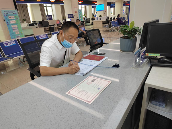 辦事群眾在縣政務(wù)服務(wù)大廳領(lǐng)取農(nóng)房抵押《不動產(chǎn)登記證明》。秀山縣委宣傳部供圖