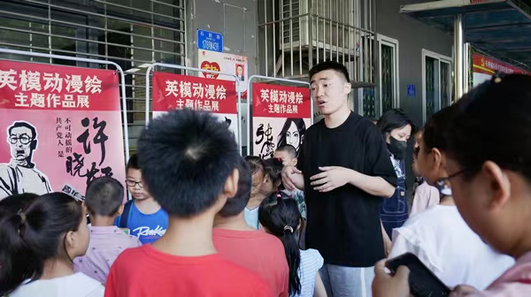 四川美術學院志愿者在老頂坡社區(qū)開展講解英雄人物故事。共青團九龍坡區(qū)委供圖