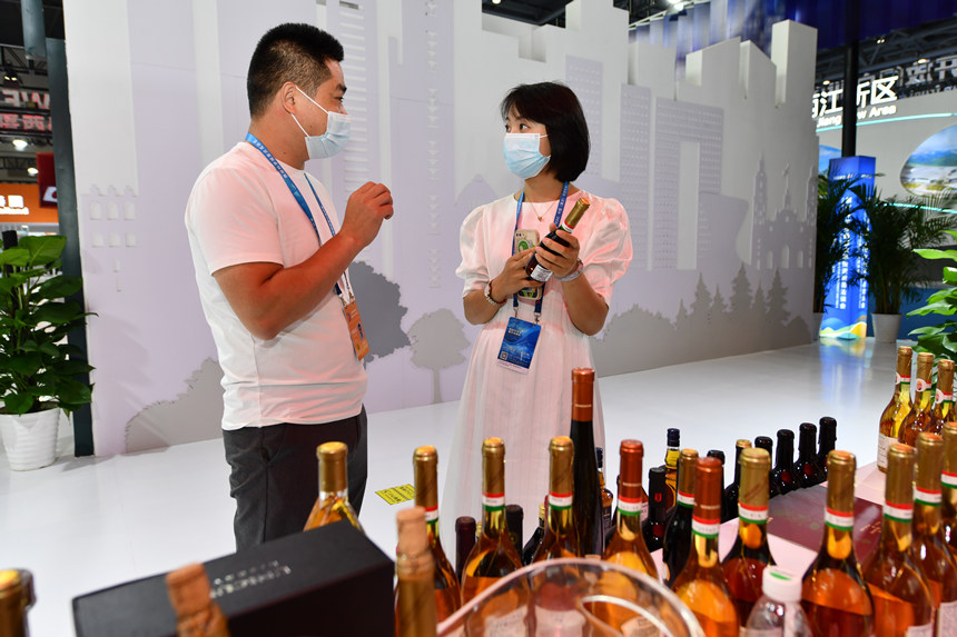 觀眾在匈牙利展廳了解當(dāng)?shù)氐钠咸丫?。鄒樂攝