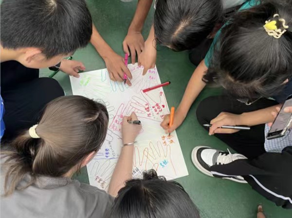 圖為孩子們共同設(shè)計(jì)隊(duì)旗。重慶師范大學(xué)供稿圖