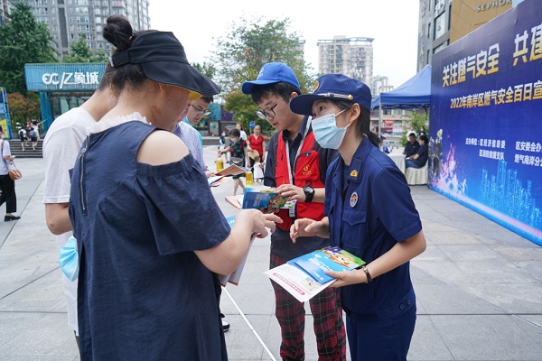 宣傳人員向過往市民講解燃?xì)獍踩R。南岸區(qū)消防救援支隊(duì)供圖