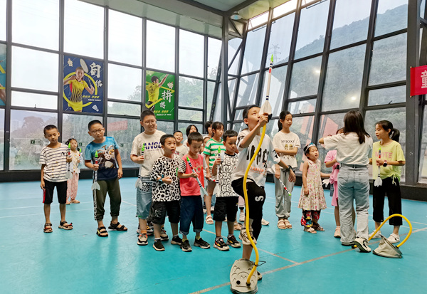 小朋友們在志愿者指導性進行氣火箭制作。共青團綦江區(qū)委供圖