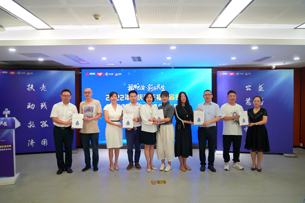 現(xiàn)場(chǎng)向參會(huì)人員贈(zèng)送《2021重慶福彩社會(huì)責(zé)任報(bào)告》。重慶市福利彩票發(fā)行中心供圖