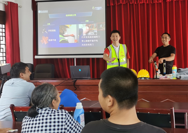 實(shí)踐團(tuán)隊(duì)成員傳德寶現(xiàn)場指導(dǎo)村民安全使用充電樁。重慶工程職業(yè)技術(shù)學(xué)院供圖