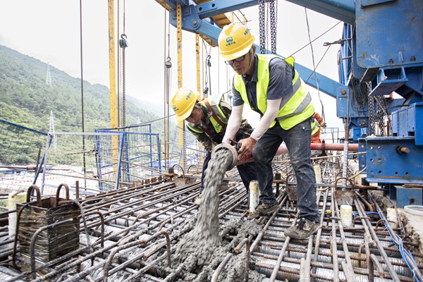工人正在進行梁體混凝土澆筑作業(yè)。