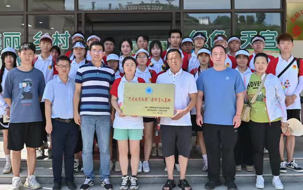 “行走的思政課”實(shí)踐育人基地掛牌。重慶工程職業(yè)技術(shù)學(xué)院供圖