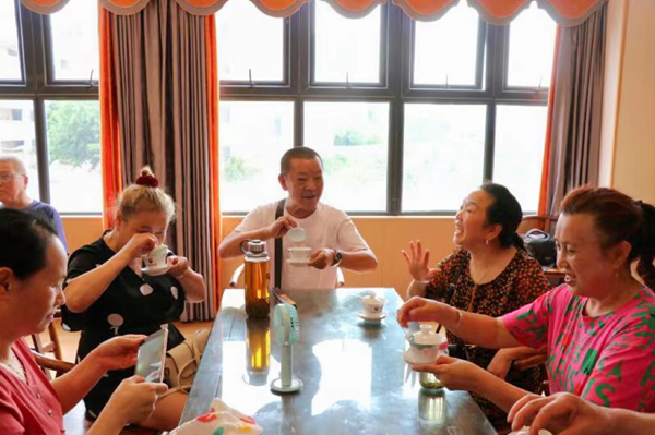 居民在茶館圍坐一起喝茶聊天。實習生胥世鵬攝