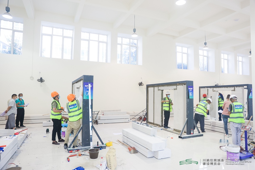 “川渝住建杯”裝配式建筑技能競(jìng)賽現(xiàn)場(chǎng)。重慶市住房和城鄉(xiāng)建設(shè)委員會(huì)供圖