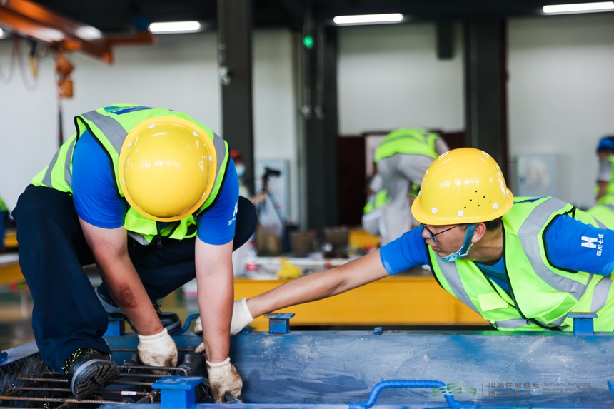 “川渝住建杯”裝配式建筑技能競(jìng)賽現(xiàn)場(chǎng)。重慶市住房和城鄉(xiāng)建設(shè)委員會(huì)供圖