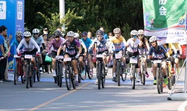 鳴槍開賽，選手們爭(zhēng)先出發(fā)。安瀾鎮(zhèn)供圖