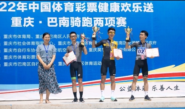 獲勝選手上臺(tái)領(lǐng)獎(jiǎng)。安瀾鎮(zhèn)供圖