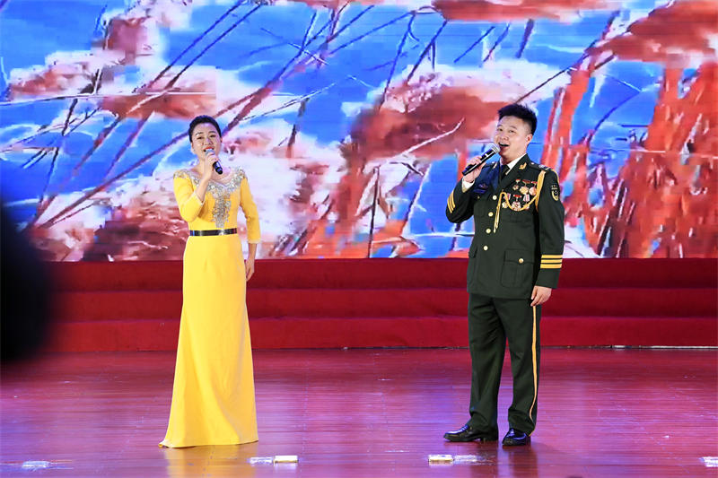 男女演唱《把一切獻給黨》《蘆花》郭傳武攝