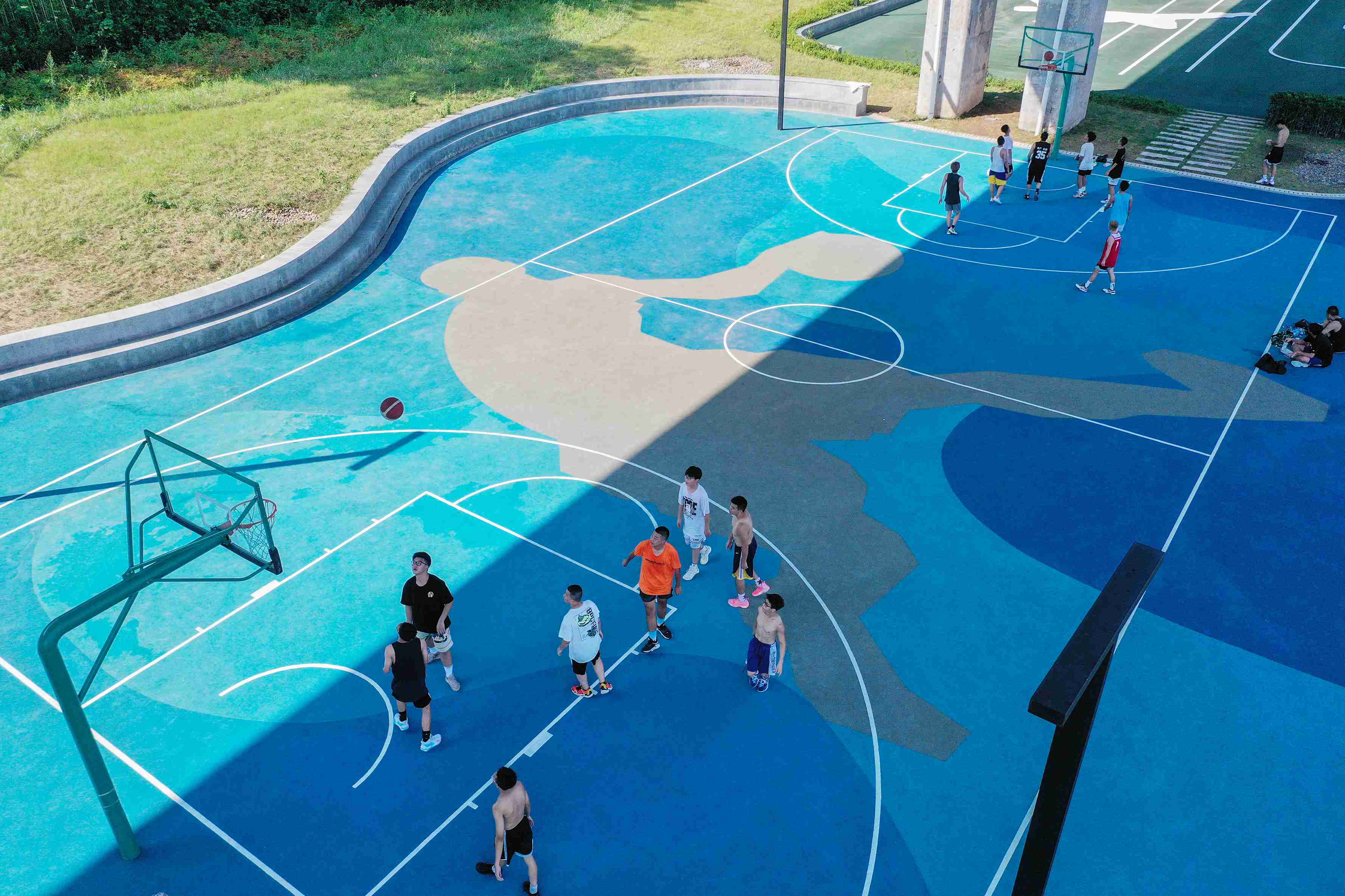 在渝中區(qū)黃沙溪大橋下，市民在長江邊的籃球場(chǎng)打球。何超攝