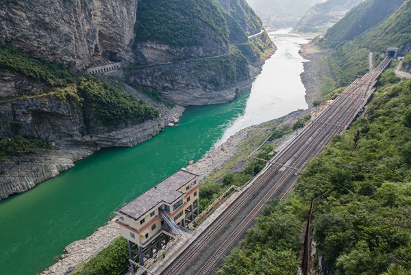 烏江邊的吊腳樓車站——白馬站。
