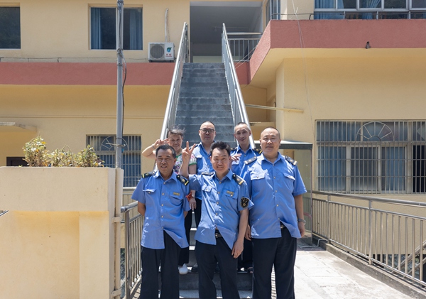 堅(jiān)守白馬站的職工合影告別。中國(guó)鐵路成都局集團(tuán)有限公司供圖