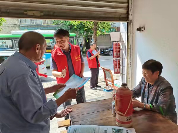 姜家鎮(zhèn)人大代表為轄區(qū)居民宣講垃圾分類。姜家鎮(zhèn)供圖