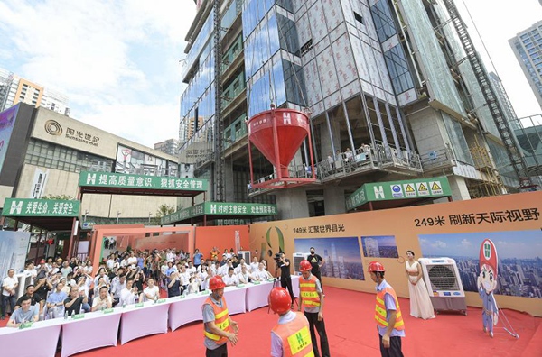 封頂儀式現(xiàn)場(chǎng)。觀音橋1號(hào)供圖