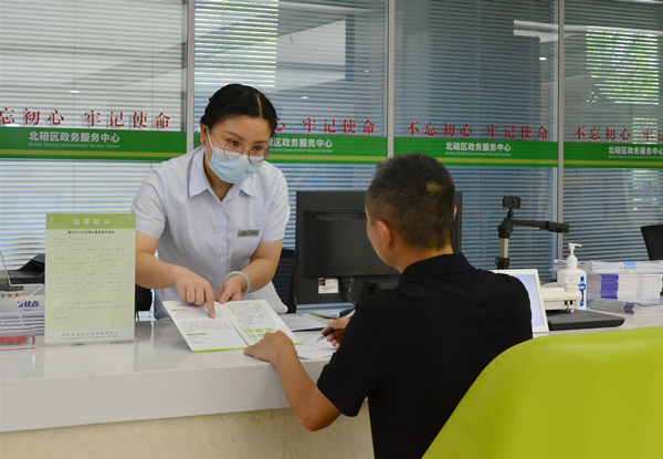 北碚區(qū)行政服務(wù)中心綜合服務(wù)窗口水電氣“一窗辦”辦理現(xiàn)場。蘭天攝