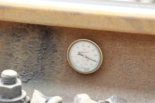 中午12時(shí)鋼軌溫度已達(dá)到60℃。晏濤攝