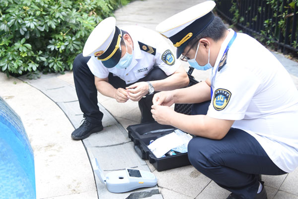 游泳場(chǎng)所檢查。江津區(qū)衛(wèi)生健康綜合行政執(zhí)法支隊(duì)