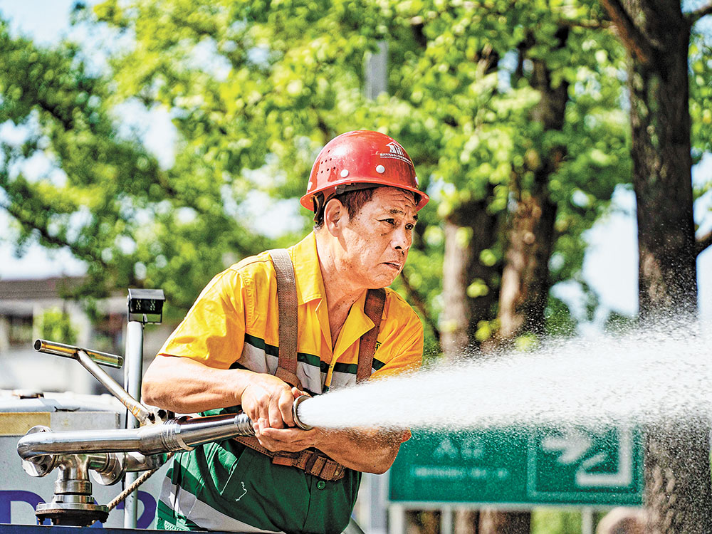 八月八日，江北區(qū)鴻恩寺森林公園，園林養(yǎng)護工人正在給綠植澆水。見習(xí)記者 劉旖旎 攝視覺重慶