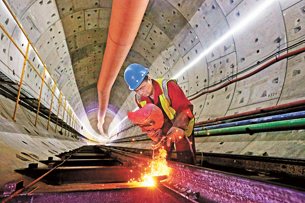 8月8日，重慶軌道交通15號線一期工程復(fù)盛站至現(xiàn)代大道站左線隧道施工現(xiàn)場，電焊工正在焊接軌道。特約攝影 鐘志兵/視覺重慶