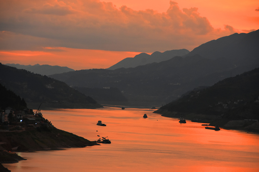 晚霞映照在長江與大寧河交匯的寬闊湖面。王忠虎攝