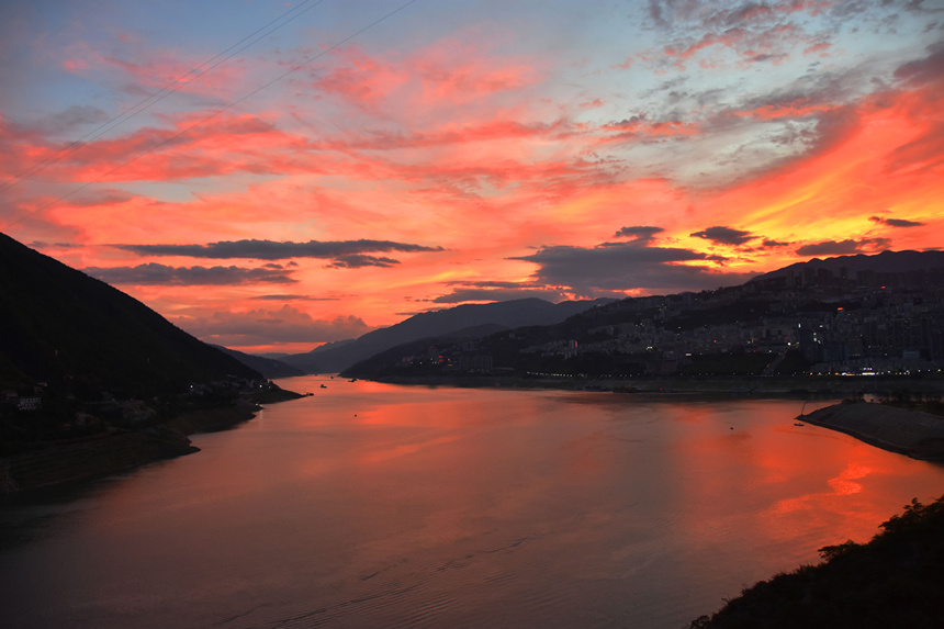 晚霞映照在長(zhǎng)江與大寧河交匯的寬闊湖面。王忠虎攝