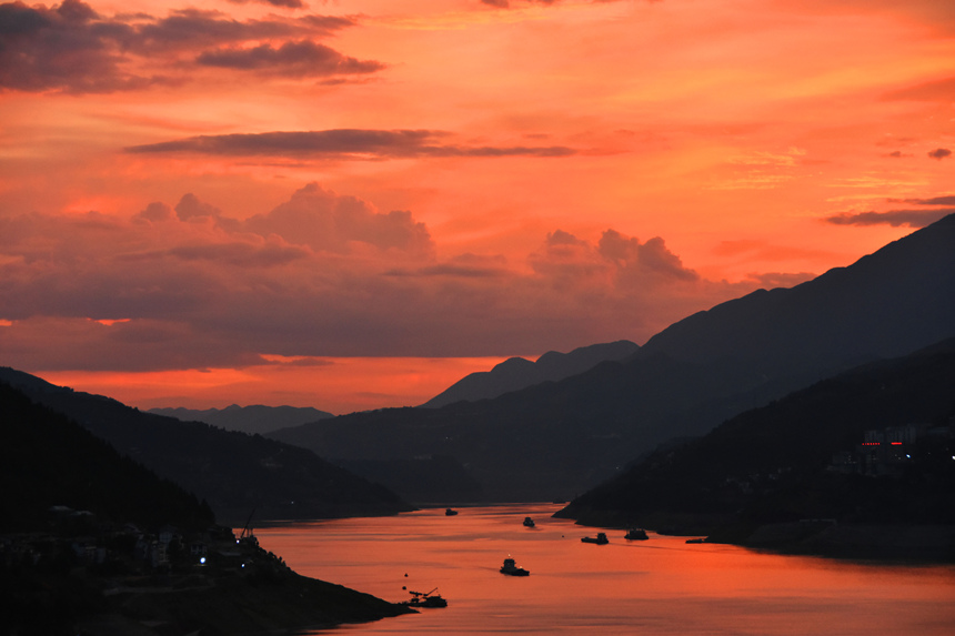 晚霞映照在長(zhǎng)江與大寧河交匯的寬闊湖面。王忠虎攝