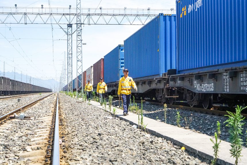 8月9日，重慶西車輛段貨車檢車員頭頂烈日工作。劉彪攝