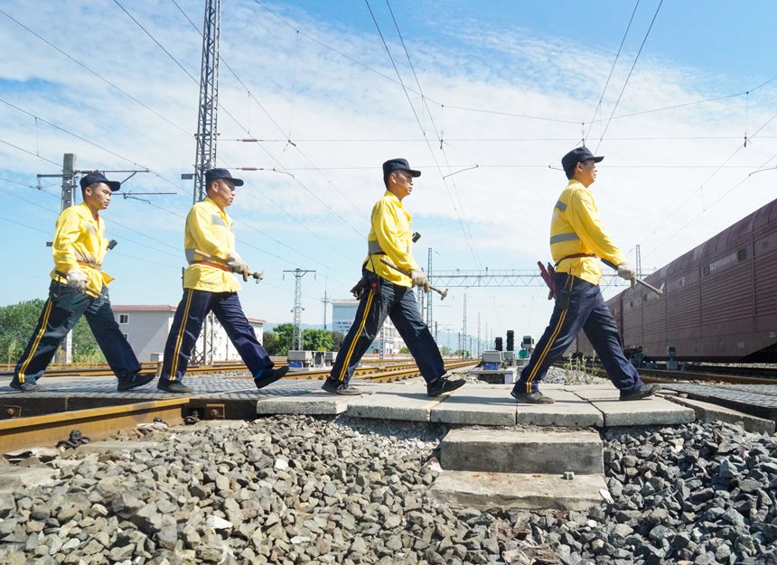 8月9日，重慶西車(chē)輛段貨車(chē)檢車(chē)員整隊(duì)出發(fā)。劉彪攝