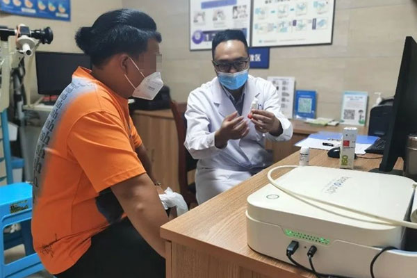 詳細(xì)講解。兩江新區(qū)第一人民醫(yī)院供圖