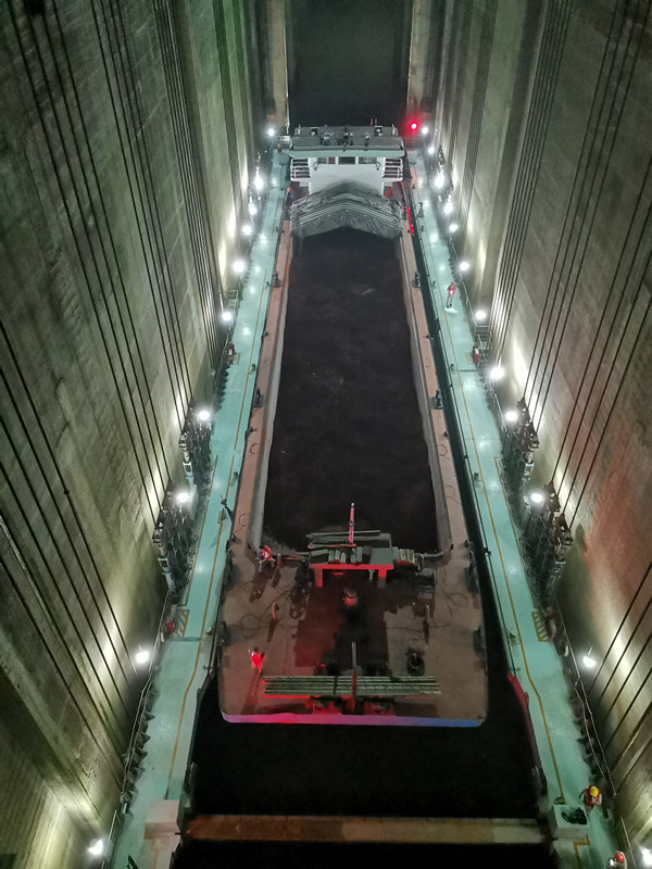 夜航船只駛?cè)肷瑱C(jī)系統(tǒng)。廖唯攝