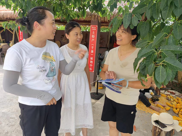 工作人員為企業(yè)宣傳緩繳社保、創(chuàng)業(yè)擔保貸款等惠企政策。袁世豐攝