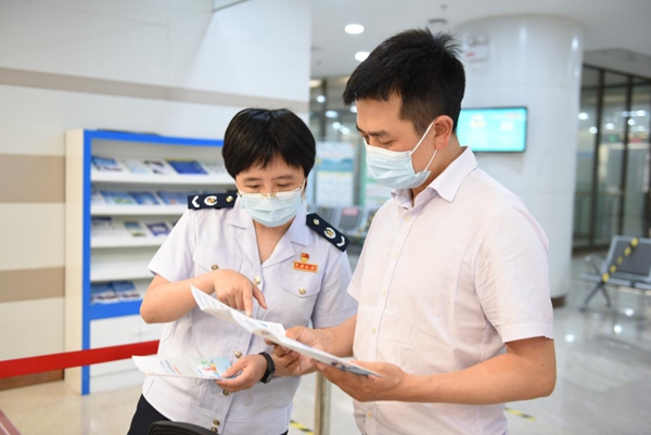 在辦稅服務廳，稅務人員向稅務特約監(jiān)督員介紹今年組合式減稅降費政策內容。陳紅梅攝