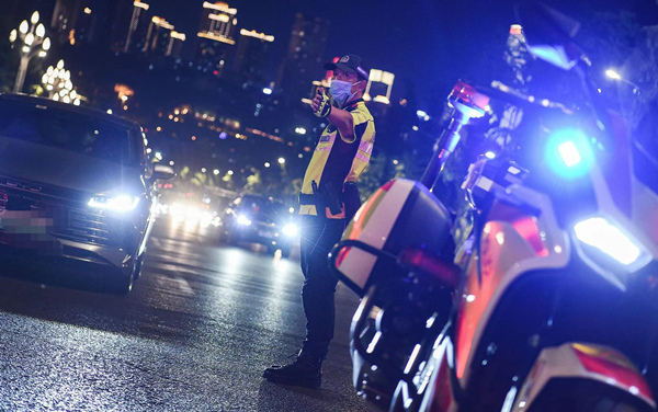 民警在街頭執(zhí)勤中。南岸警方供圖