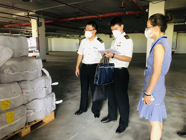 工作人員正對首批入庫貨物進(jìn)行查驗。楊帆攝