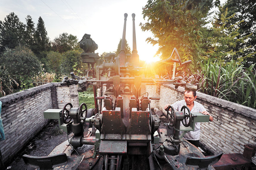 8月16日，石柱石家鄉(xiāng)黃龍村人工增雨炮場，高炮操作人員正在檢查設(shè)備。記者 巨建兵 攝/視覺重慶