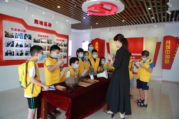 小朋友們聽工作人員講述老物件背后的稅收故事。楊勝男攝